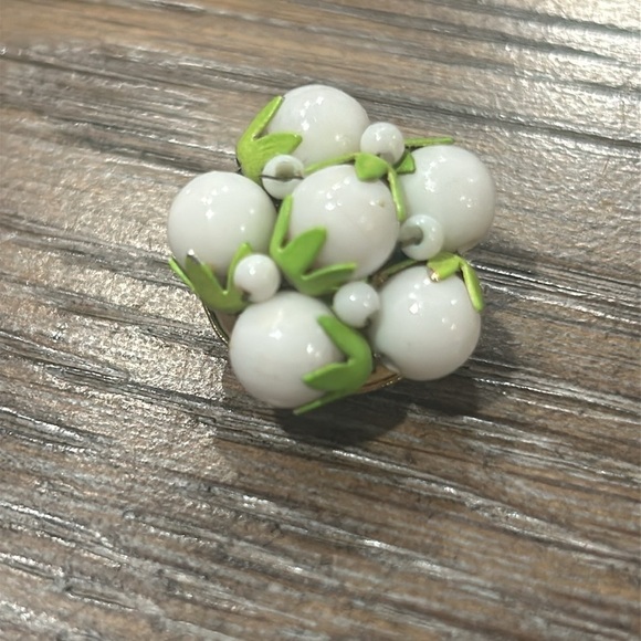 Vintage Clip On Earrings Hong Kong - Picture 2 of 6